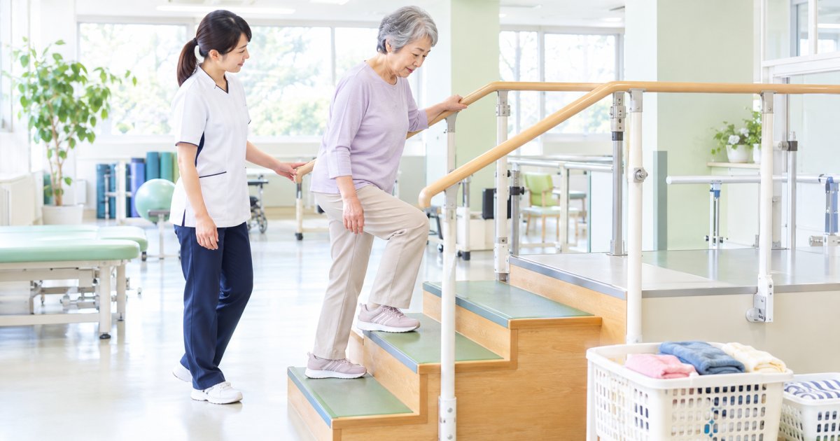 階段がつらい方へ|変形性膝関節症のリハビリで家事を続ける工夫
